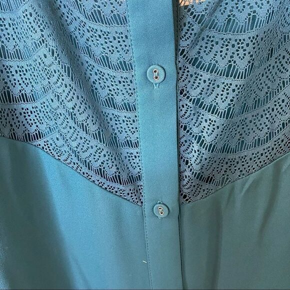 Torrid Lace Button Back Blouse Sz 4 - Picture 4 of 5
